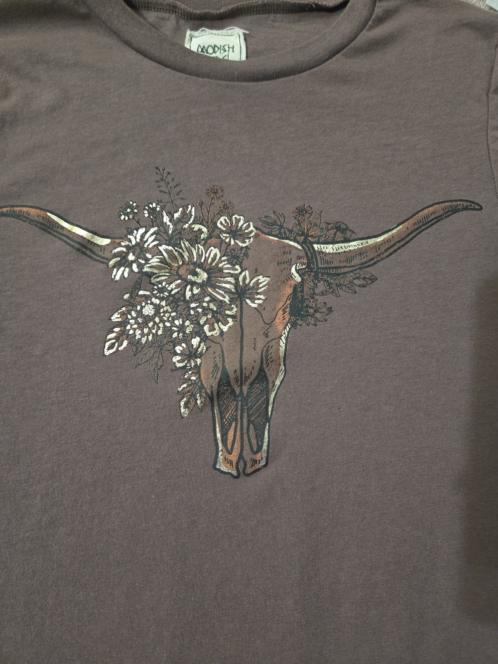 Modish Women’s Short Sleeve Tee with Floral Longhorn Graphic, Beaded Tassel